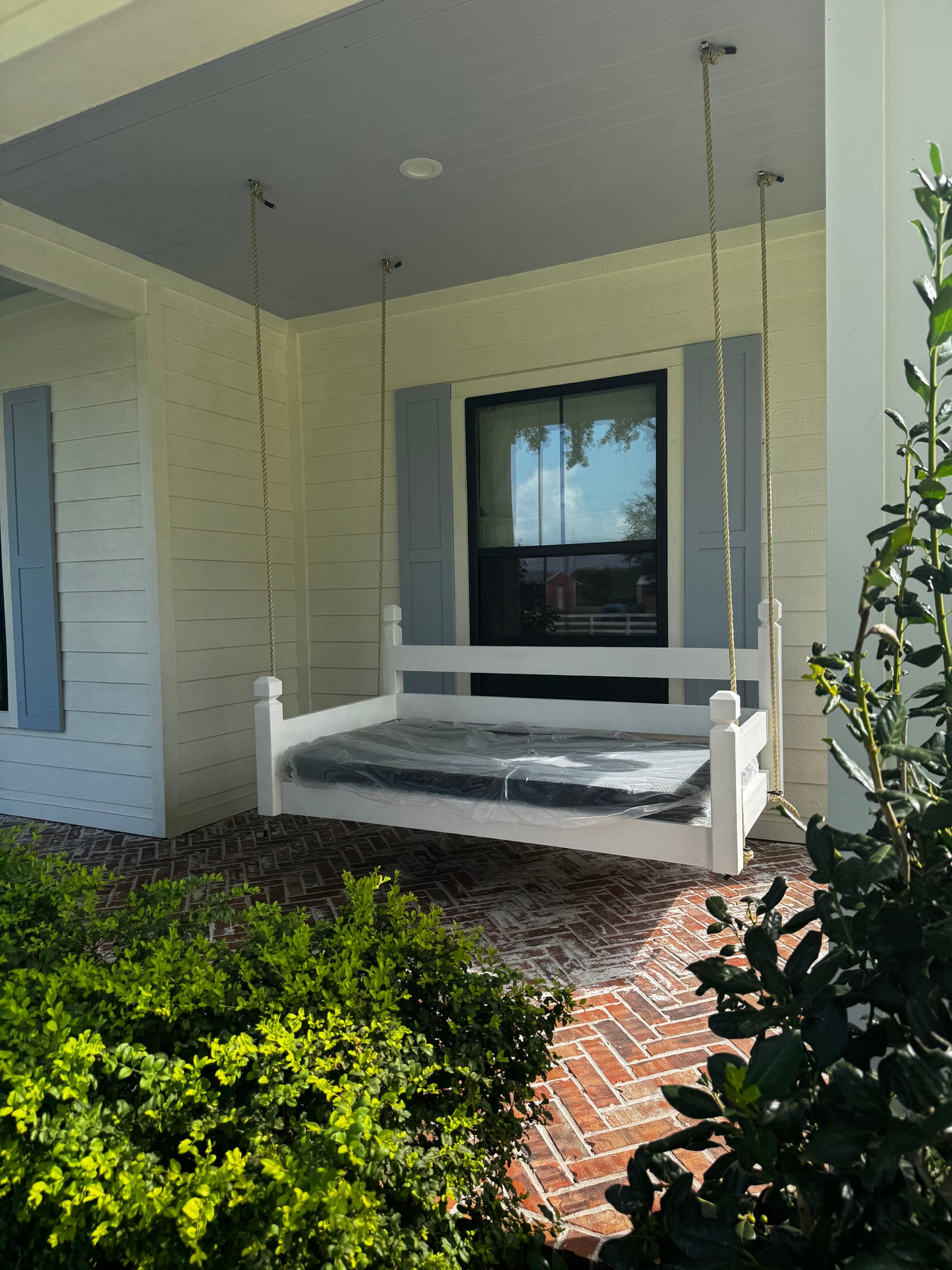 Twin Size Porch Swing with Classic Design